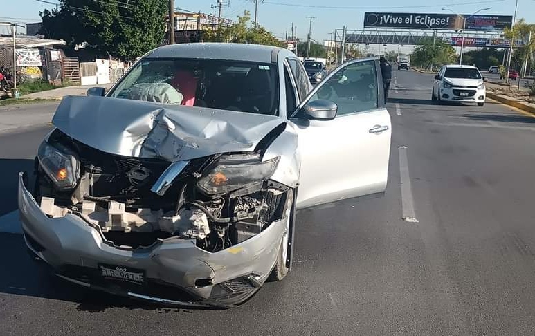 Choca camioneta contra un taxi por no guardar distancia; hay daños de más de 40 mil pesos. Noticias en tiempo real