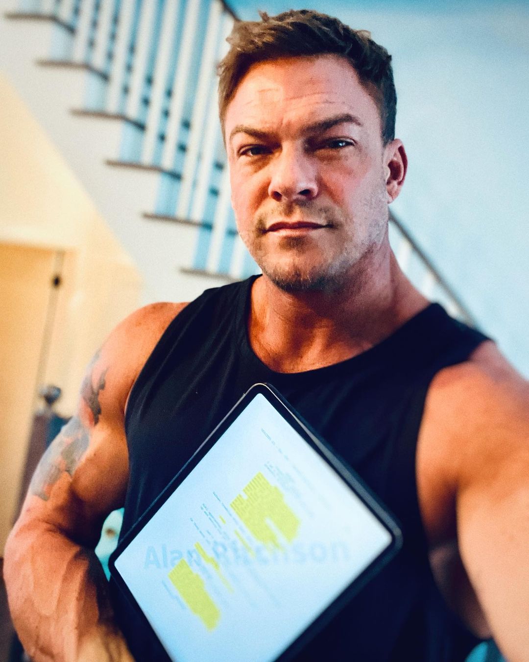 Alan Ritchson revela que fue abusado sexualmente . Noticias en tiempo real