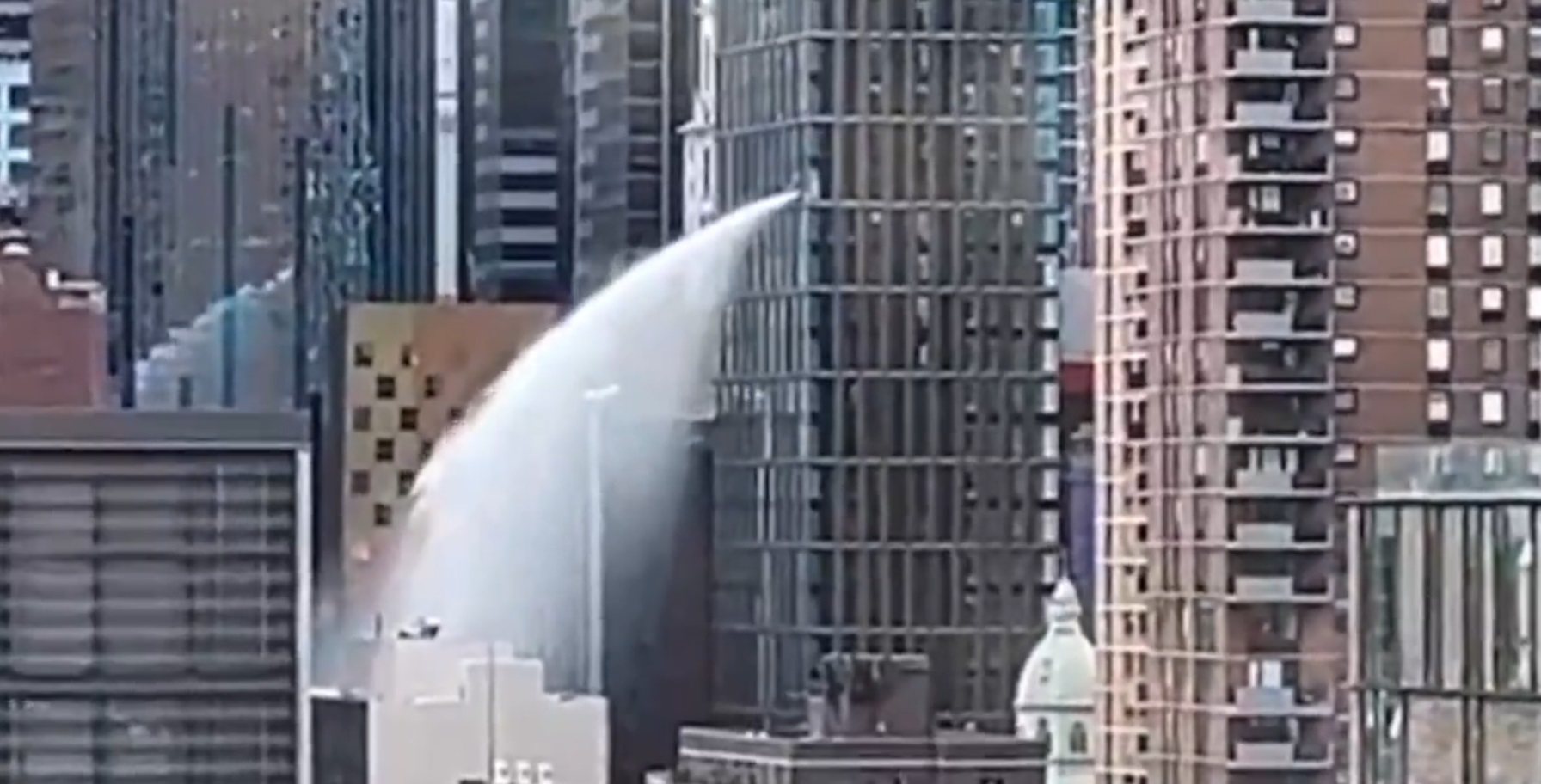 VIDEO: Captan cascada de agua en rascacielos de Manhattan. Noticias en tiempo real