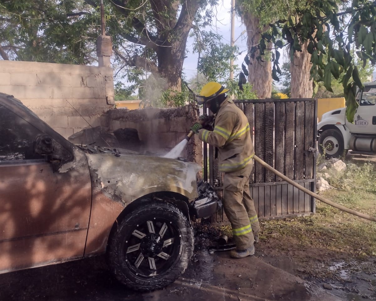 Se incendia camioneta en el ejido 6 de Enero de Lerdo . Noticias en tiempo real