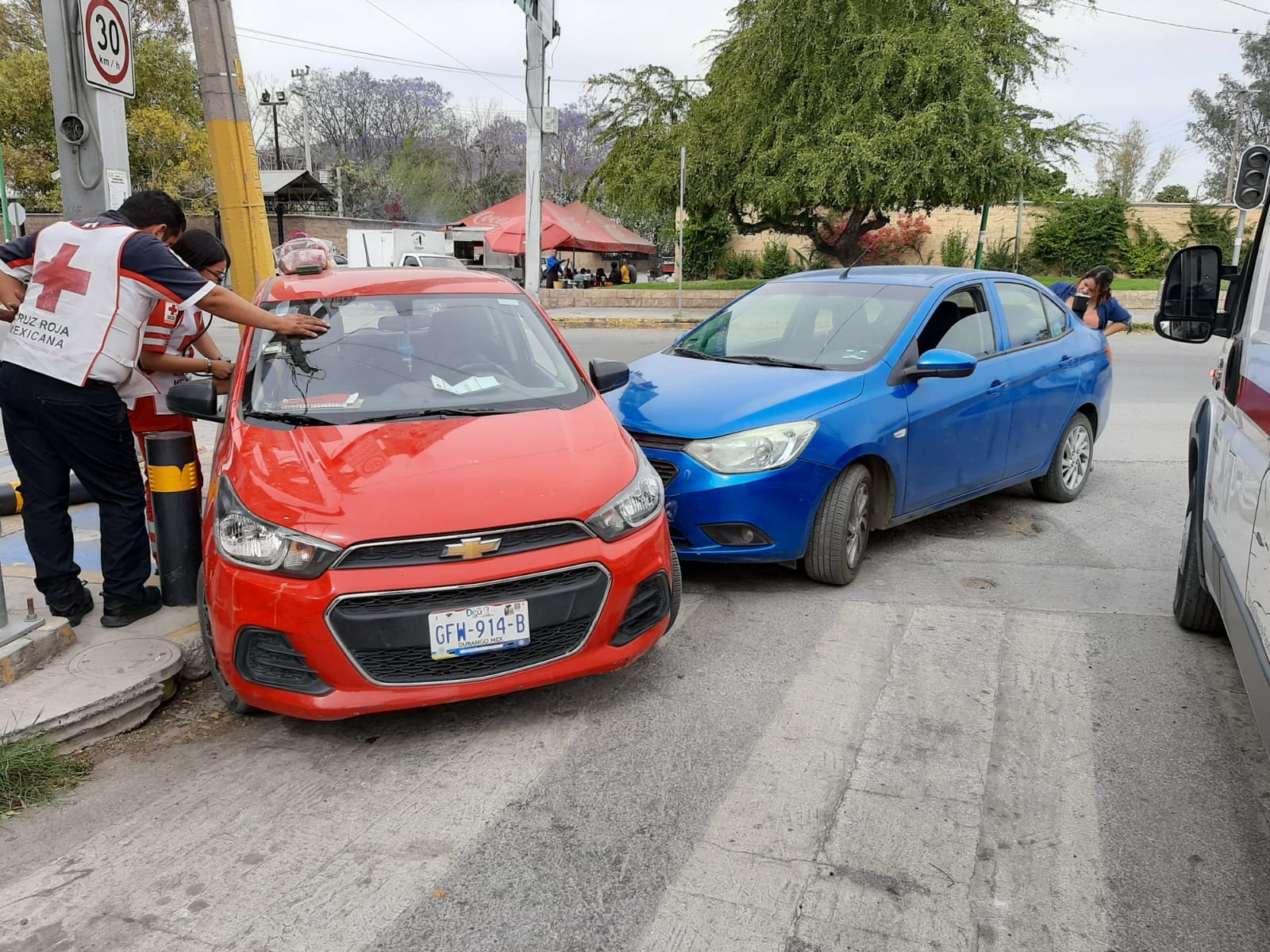 Autos protagonizan choque en la entrada de Torreón; daños estimados en 50 mil pesos. Noticias en tiempo real