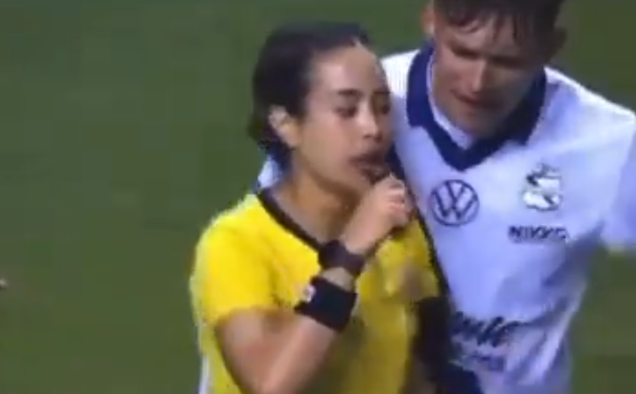 Mujer árbitro sufre agresión por parte de un jugador del Puebla. Noticias en tiempo real