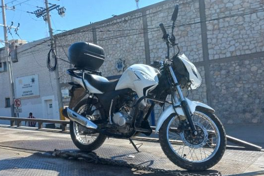Hombre que manejaba motocicleta robada es detenido en calles de la colonia Elsa Hernández. Noticias en tiempo real