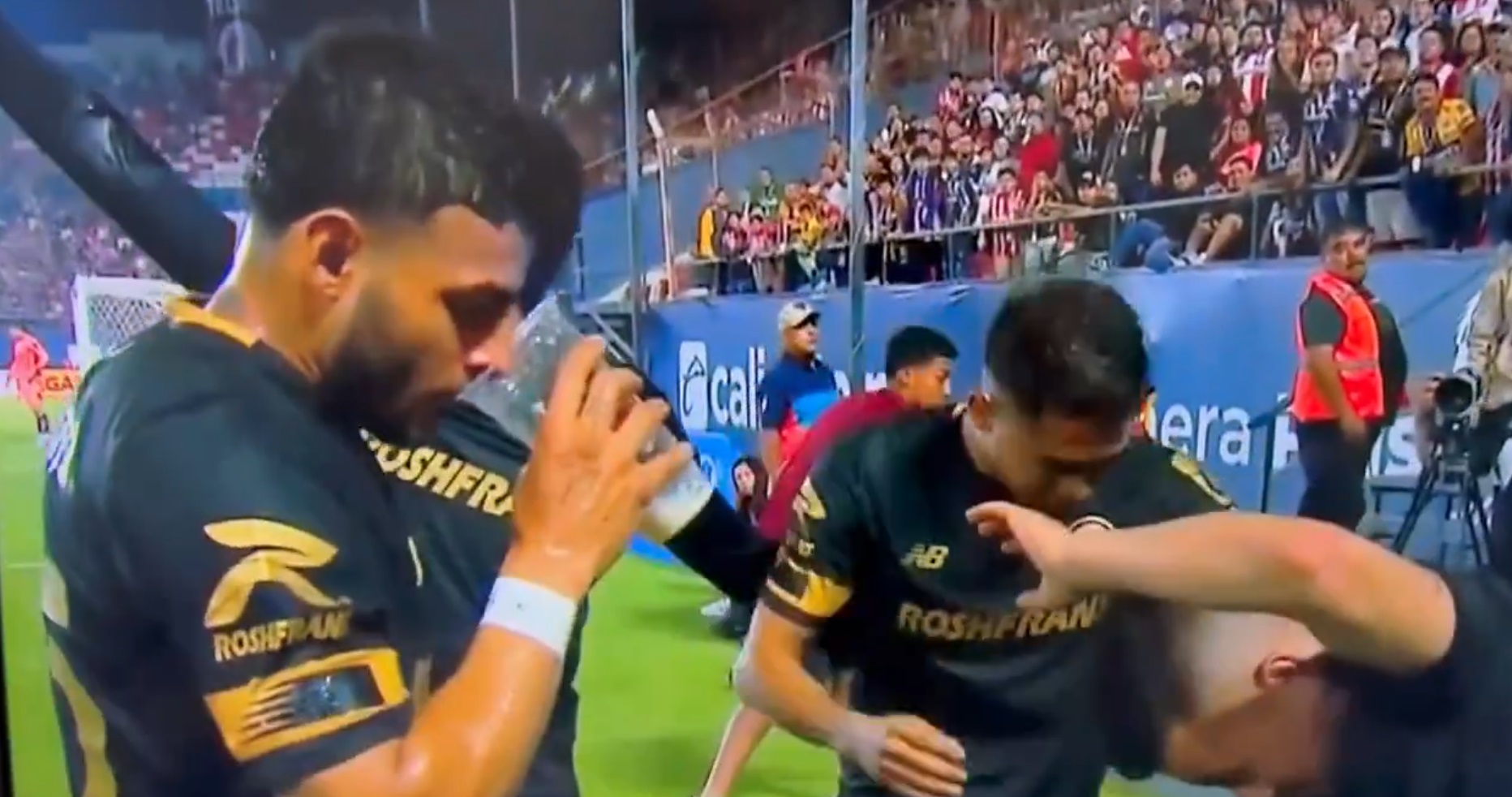 VIDEO: Captan a Alexis Vega tomando cerveza durante el Toluca vs San Luis . Noticias en tiempo real