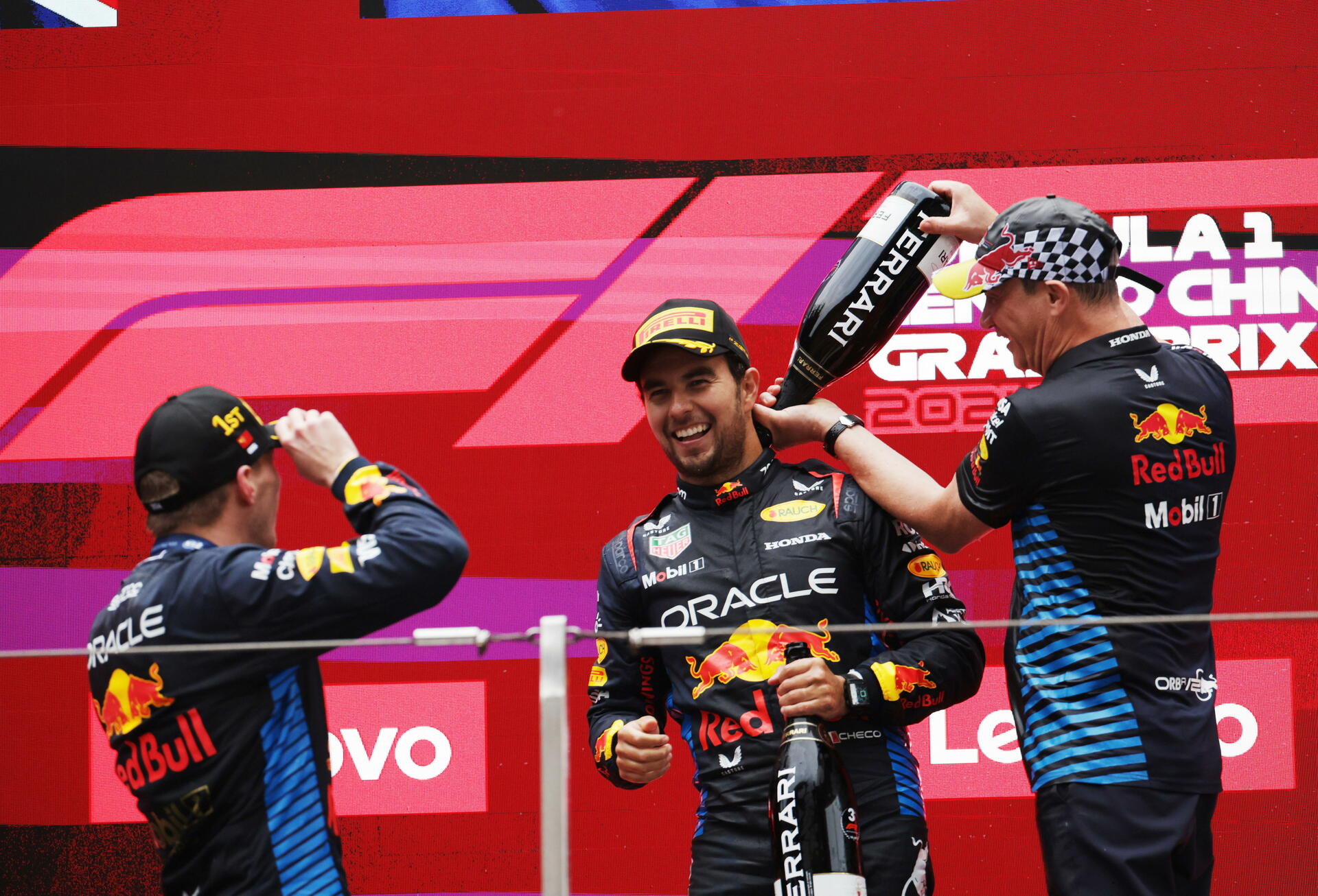 Verstappen triunfa en el Gran Premio de China; \'Checo\' Pérez logra tercero. Noticias en tiempo real
