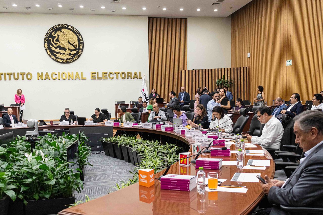 Estalla crisis en Instituto Nacional Electoral por voto exterior. Noticias en tiempo real