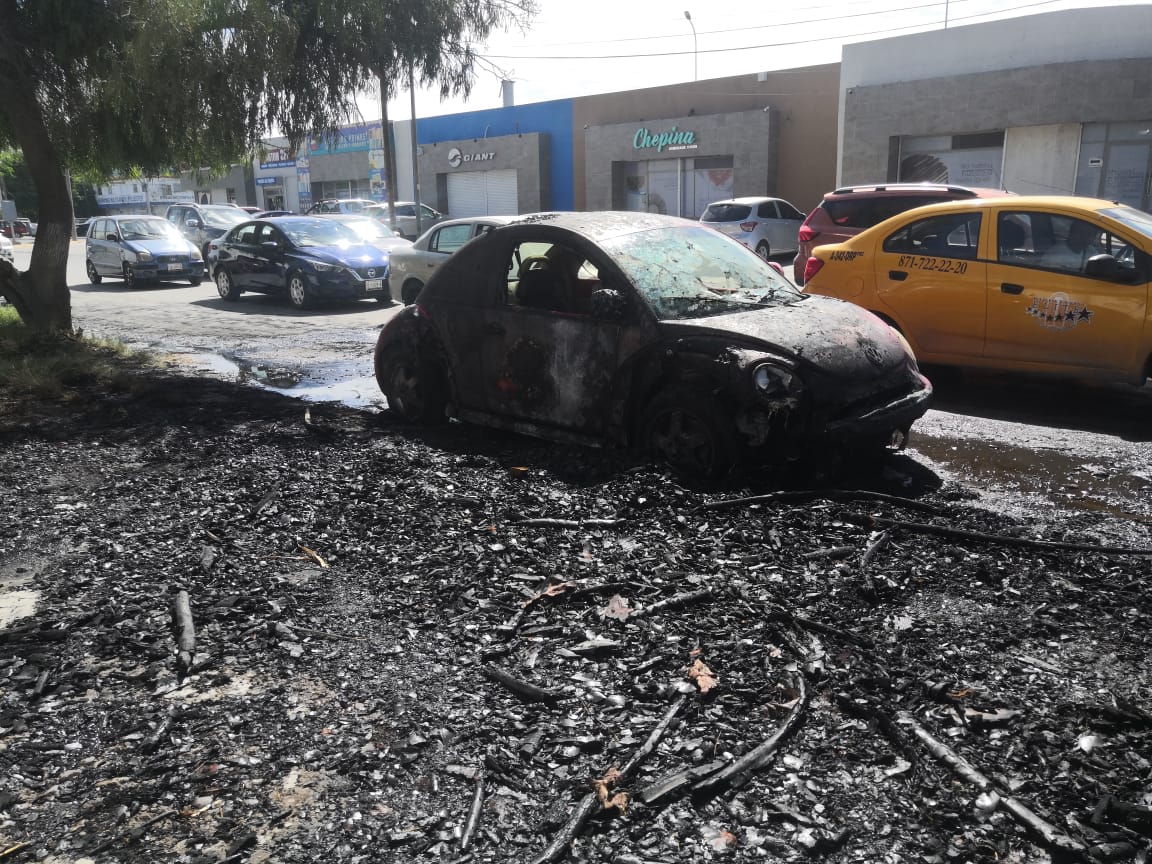 Incendio de palma provoca daños en automóvil en Torreón. Noticias en tiempo real