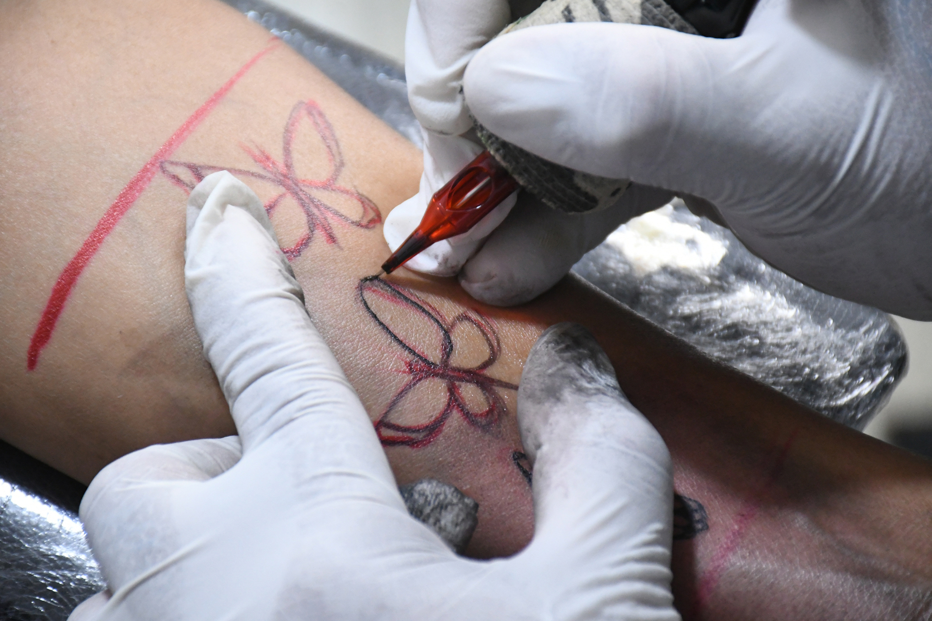 Tatuadores y micropigmentadores deben contar con tarjeta de control sanitario. Noticias en tiempo real