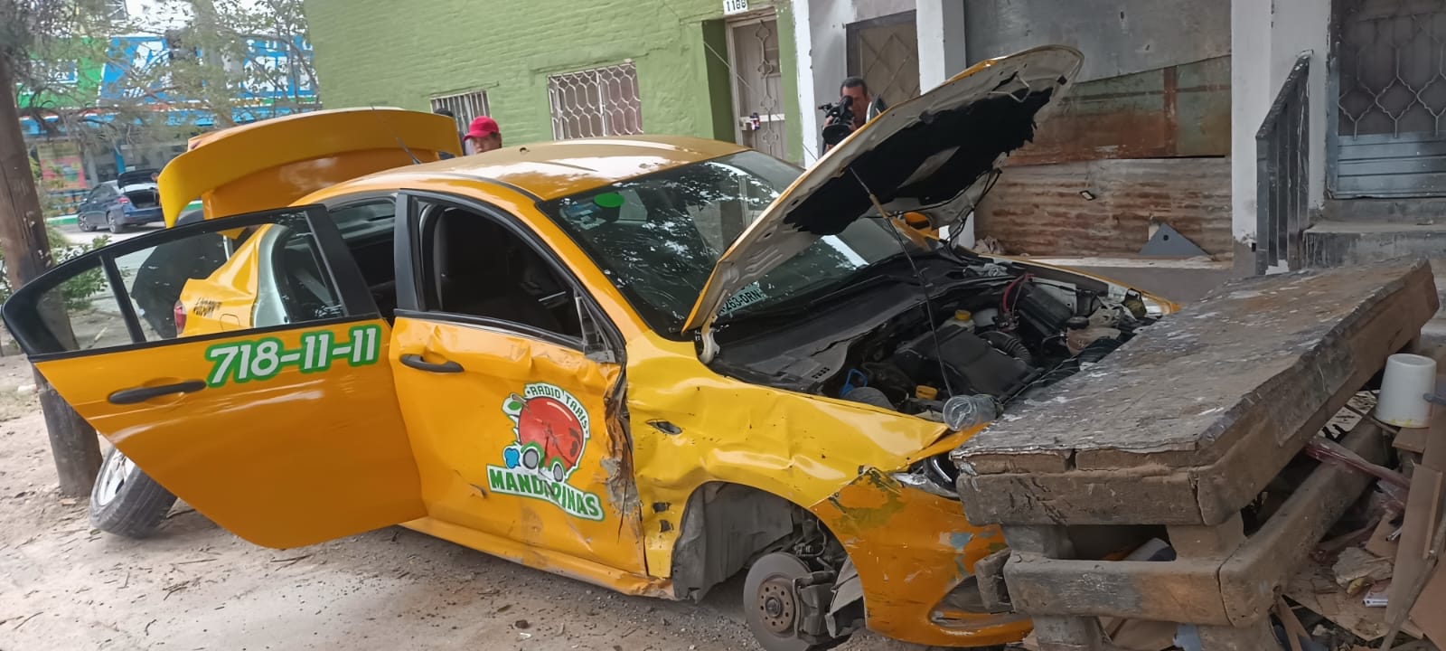 Taxistas protagonizan aparatoso choque en el centro de Torreón. Noticias en tiempo real