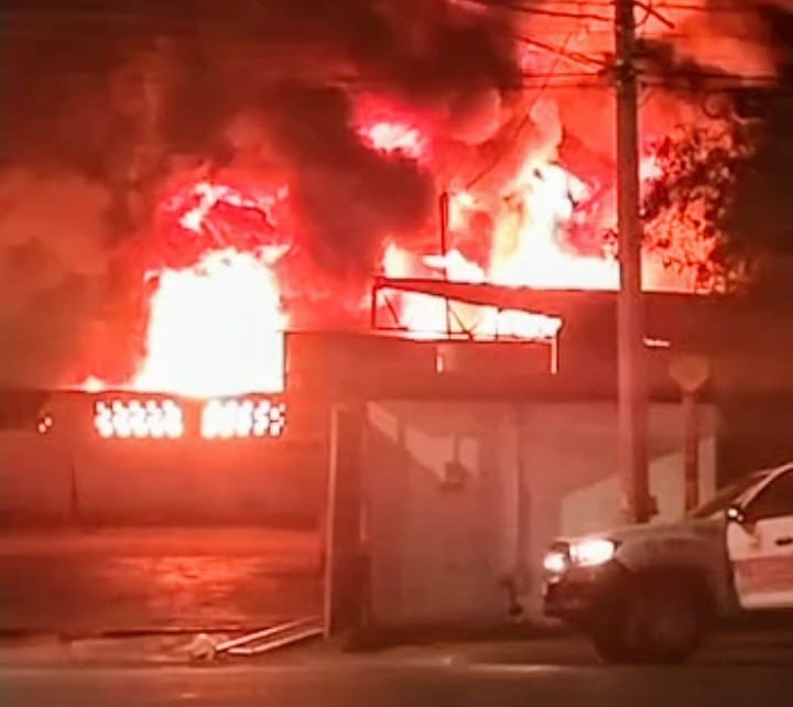 Incendio arrasa con dos empresas en el Parque Industrial de Gómez Palacio. Noticias en tiempo real