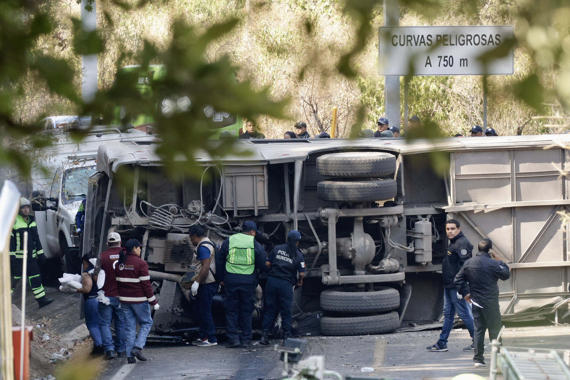 Volcadura de autobús deja 14 muertos y 31 lesionados en Edomex. Noticias en tiempo real