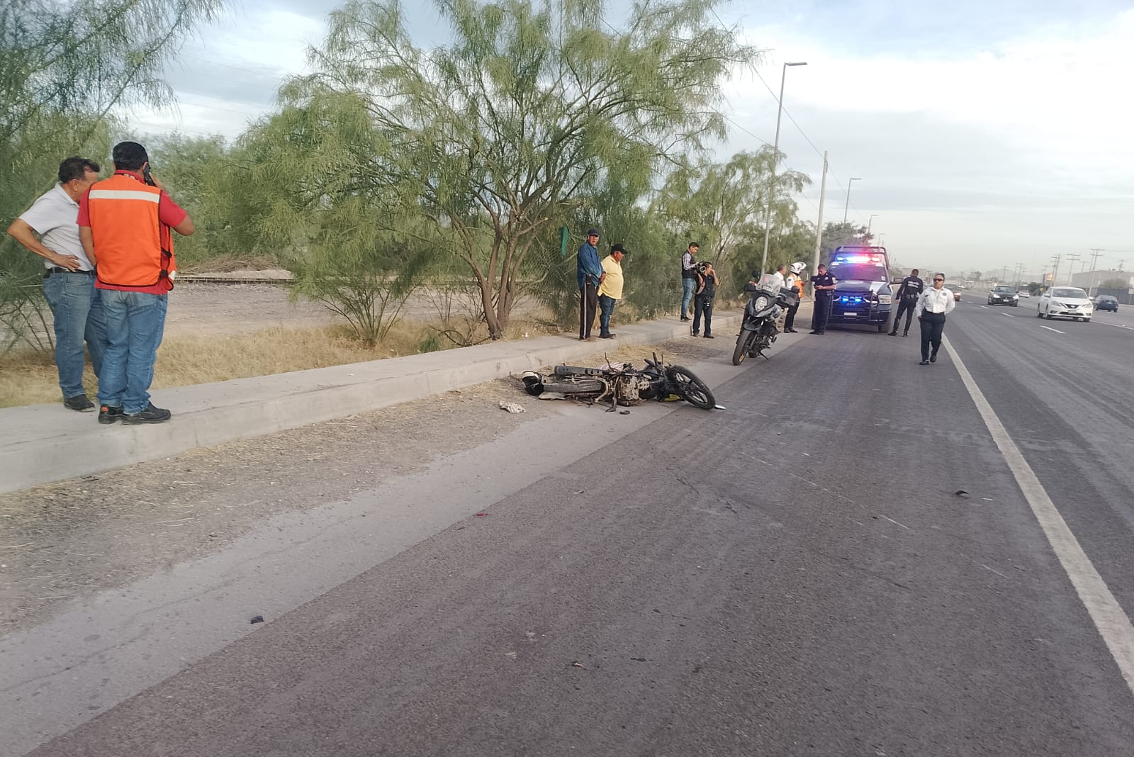 Muere motociclista tras impactarse con camión de personal en la carretera a Mieleras image