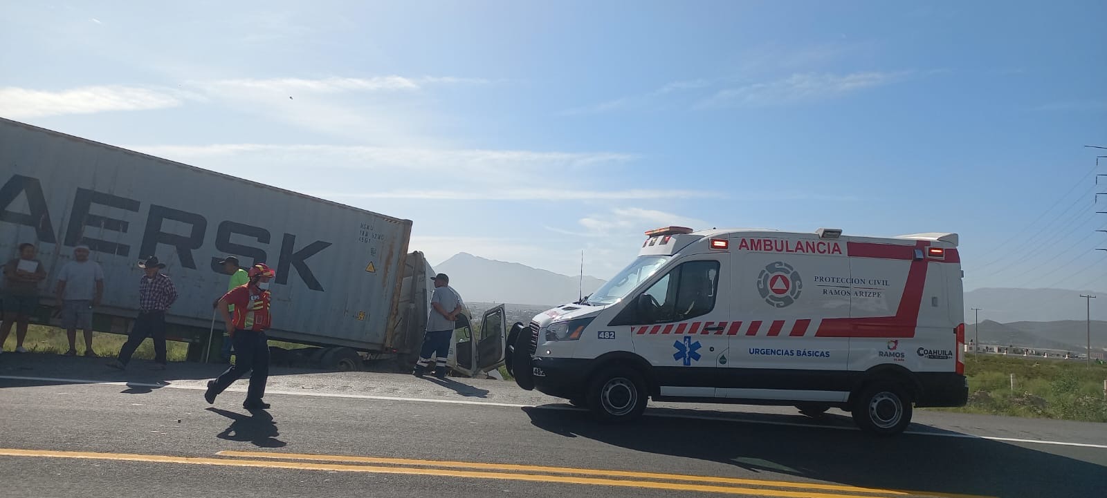 Trailer quedó a punto de volcar en Ramos Arizpe . Noticias en tiempo real