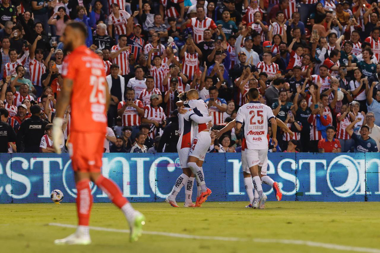 Guadalajara obtiene victoria en su visita al Querétaro . Noticias en tiempo real