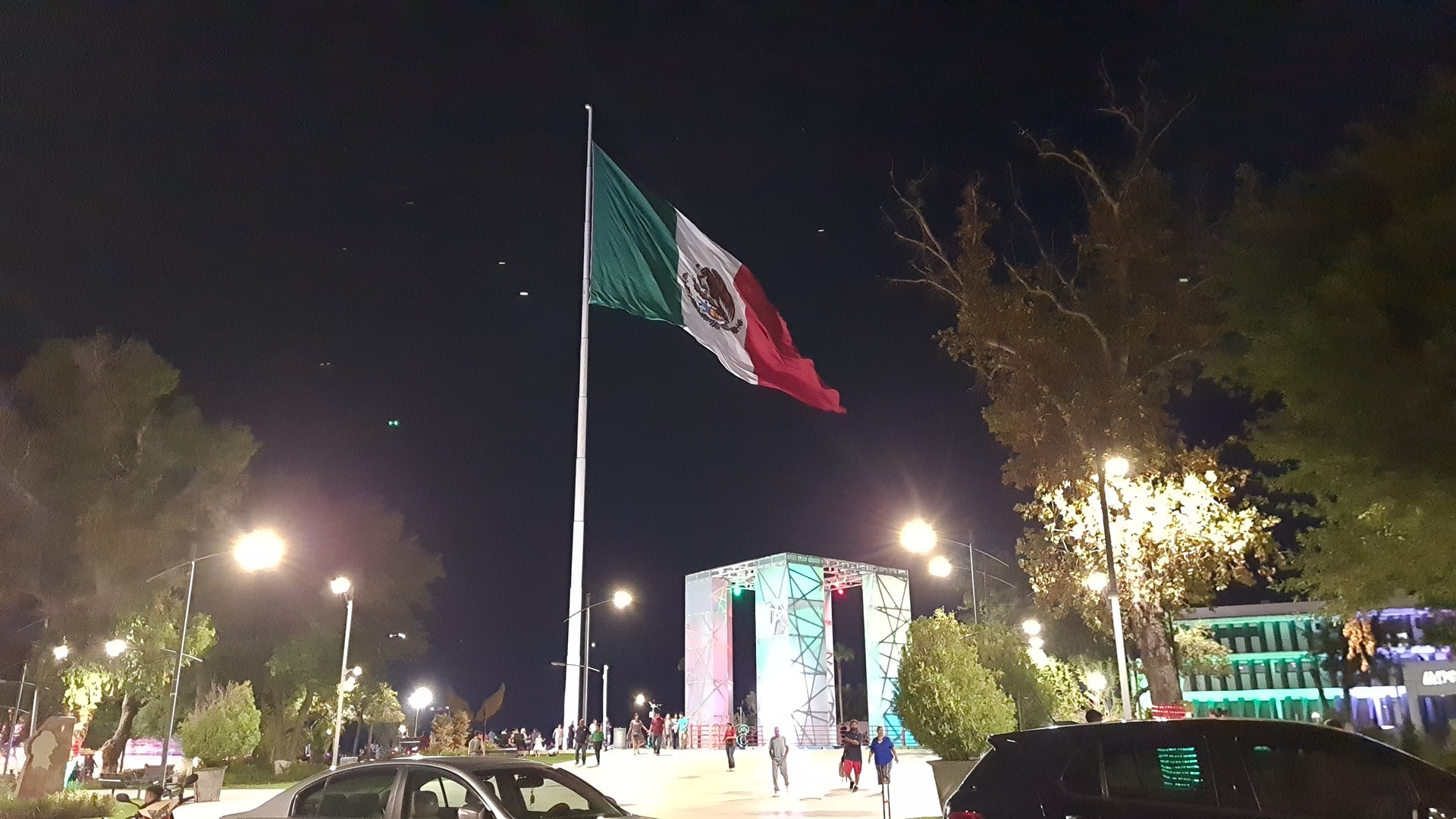 Izan monumental bandera y encienden ornamentación con motivos patrios en Piedras Negras. Noticias en tiempo real