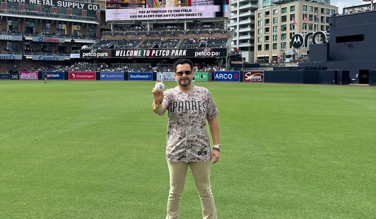 Dueño de Leones de Yucatán lanza primera bola en MLB. Noticias en tiempo real