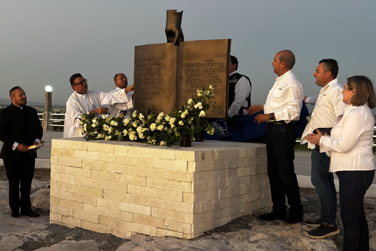 Develan escultura de Biblia en bronce en Monclova junto al Cristo de la Bartola. Noticias en tiempo real