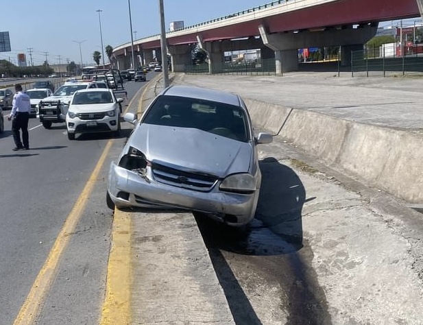 Vehículo termina a punto de caer a un arroyo en Saltillo. Noticias en tiempo real