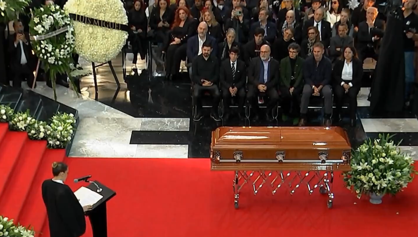 Enorme corona de rosas de Luis Miguel en homenaje a Silvia Pinal. Noticias en tiempo real
