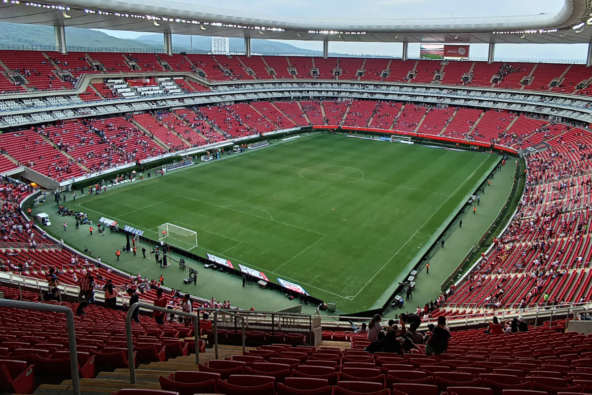 Estadio Akron sancionado con veto y multa tras incidentes en el Clásico Tapatío. Noticias en tiempo real