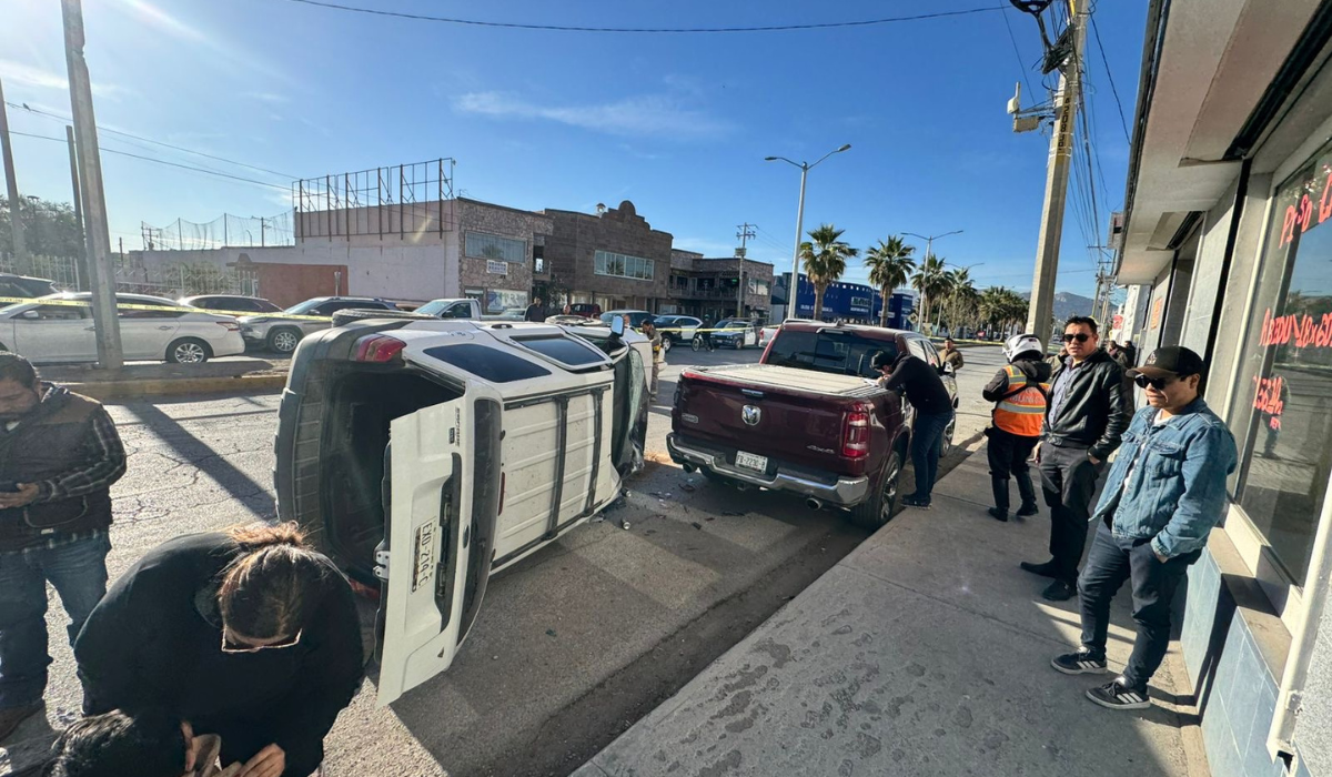 Vuelca camioneta tras impactarse contra semáforo. Noticias en tiempo real
