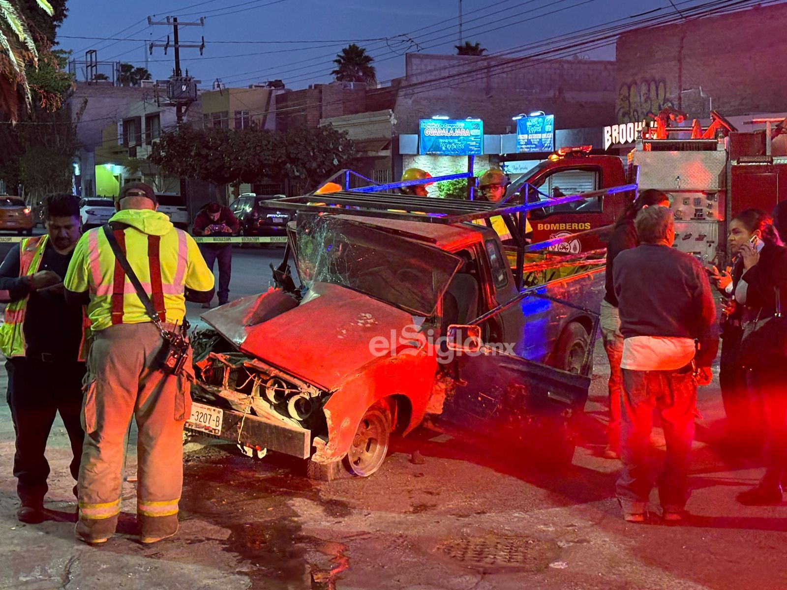 Camioneta acaba destrozada tras ser impactada por pipa en el Centro de Torreón . Noticias en tiempo real