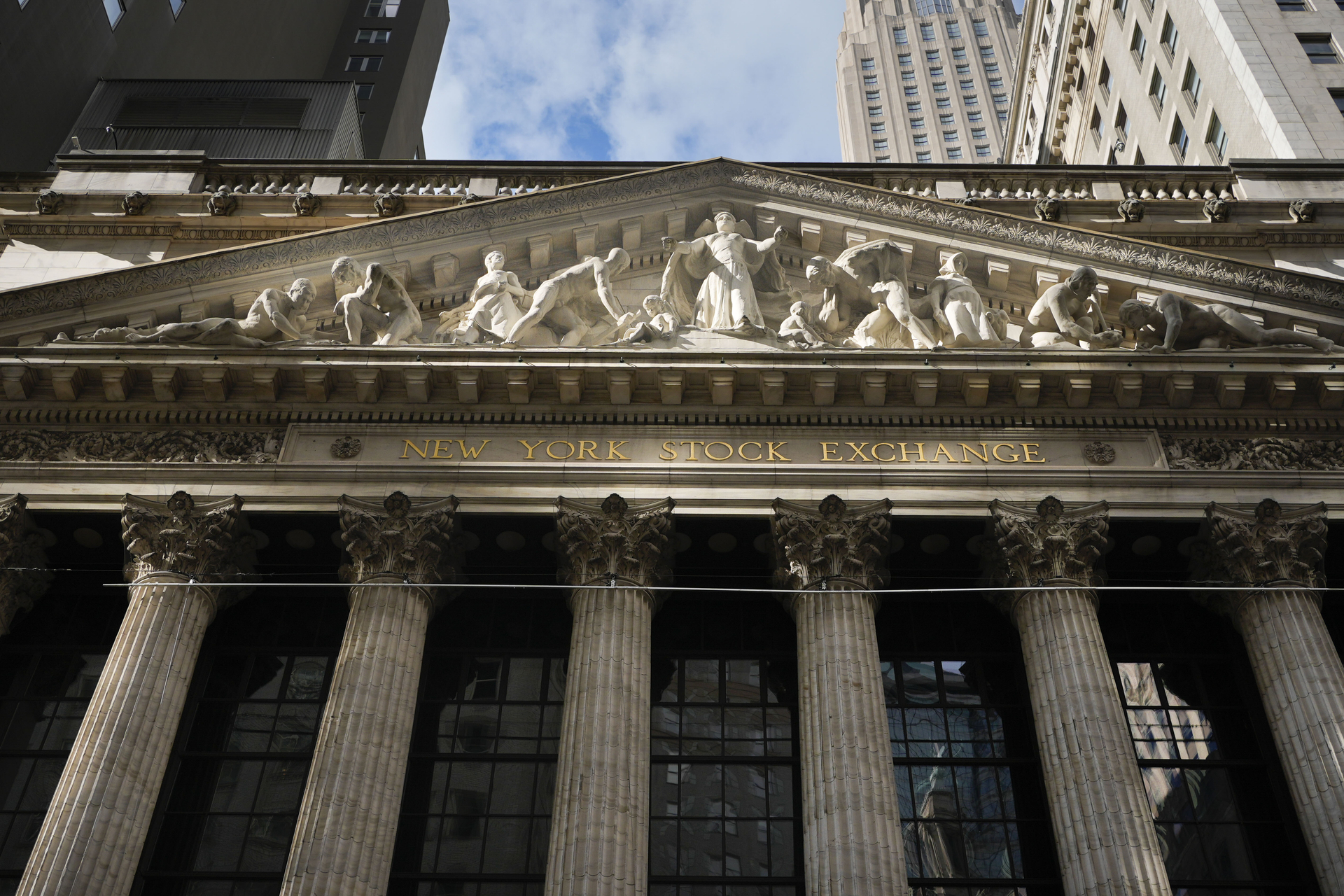 Wall Street cae por preocupaciones de empresas y consumidores sobre aranceles y Washington. Noticias en tiempo real