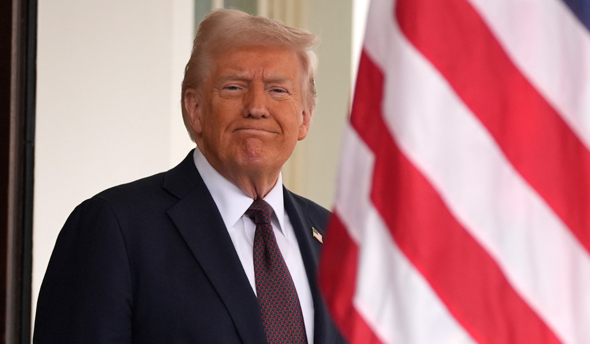 Trump firma decreto histórico que establece el inglés como idioma oficial en los Estados Unidos. Noticias en tiempo real