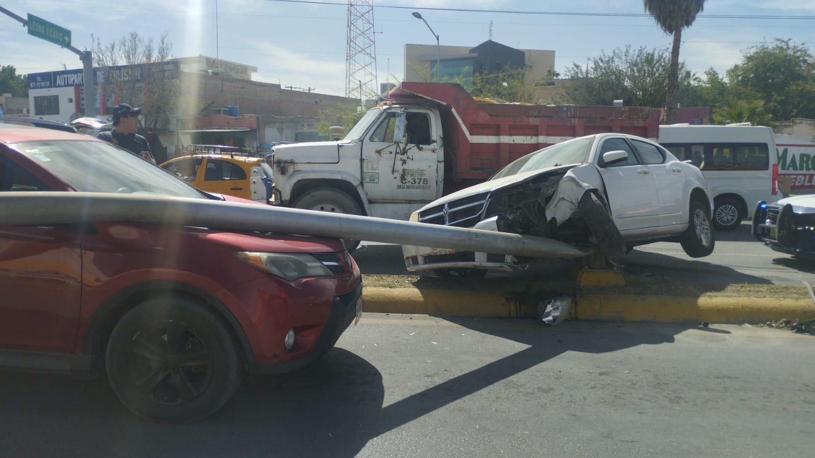 Operador de camión de volteo provoca choque en el Centro de Torreón. Noticias en tiempo real
