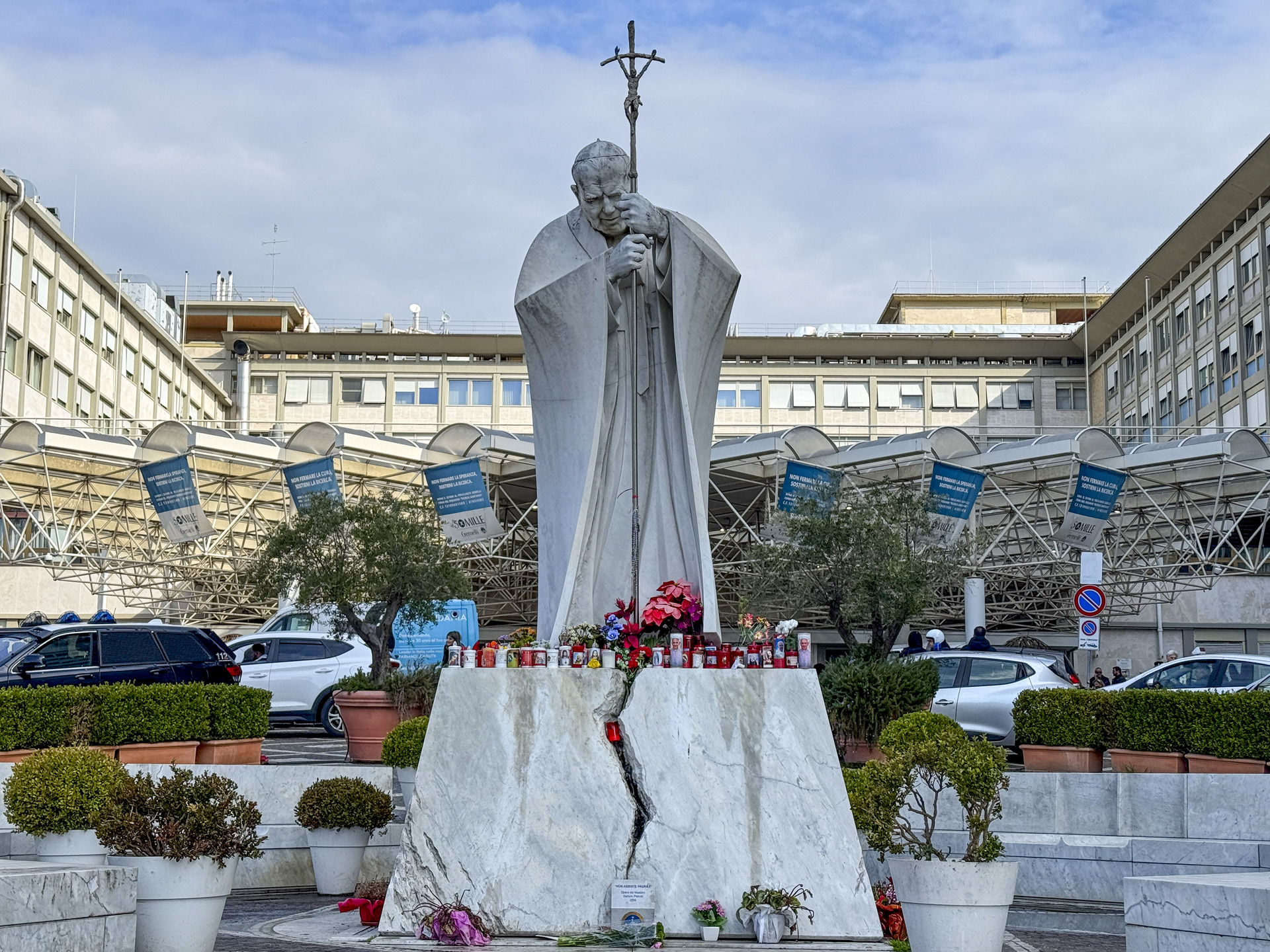 Vaticano difunde primera foto del papa Francisco desde su hospitalización. Noticias en tiempo real