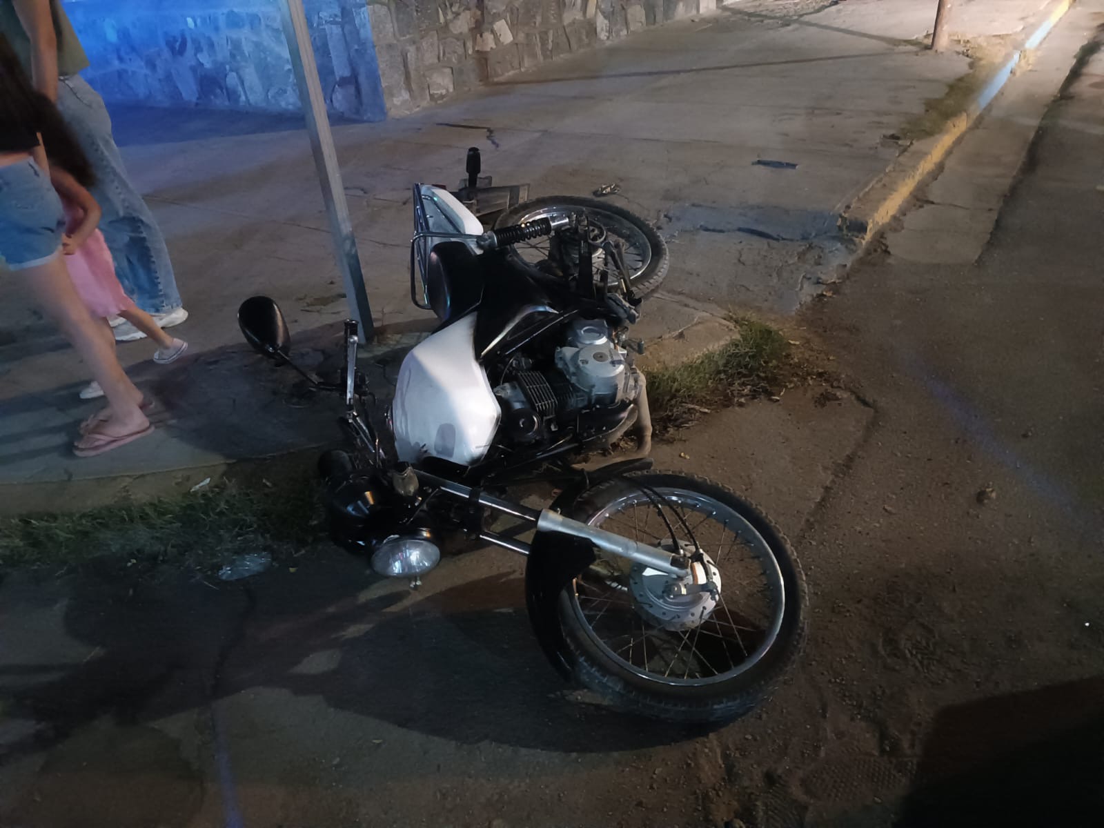 Taxi arrolla a motociclista en Gómez Palacio y lo manda al hospital . Noticias en tiempo real