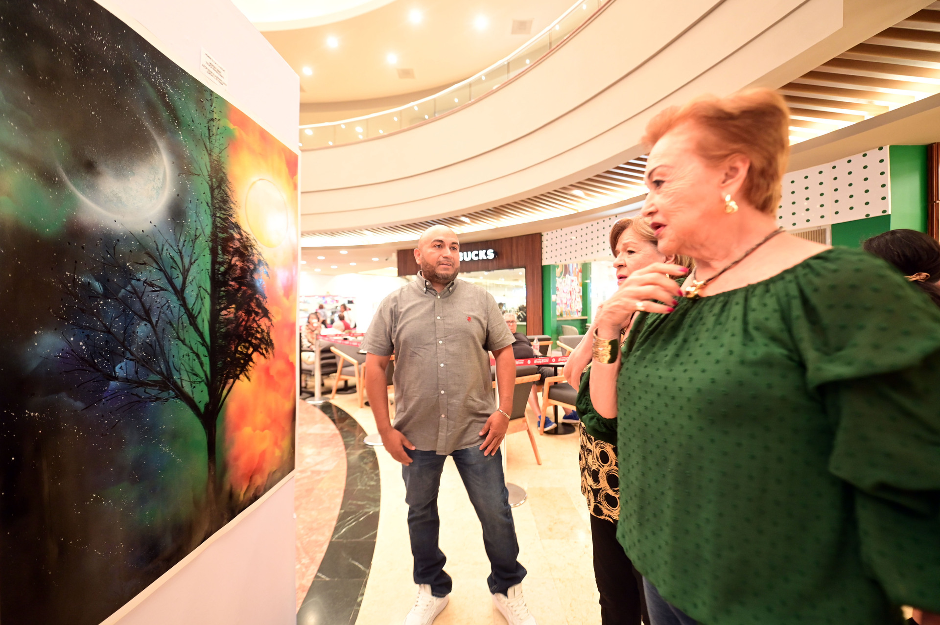 Artista lagunero expone sus obras con aerosol en 