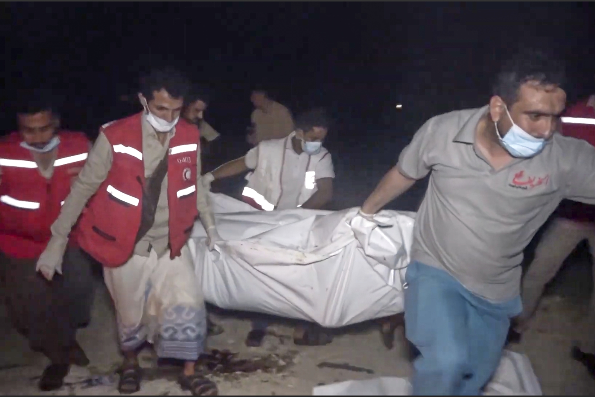 Sube a 74 el número de muertos en bombardeo de EUA contra puerto en manos de los hutíes . Noticias en tiempo real
