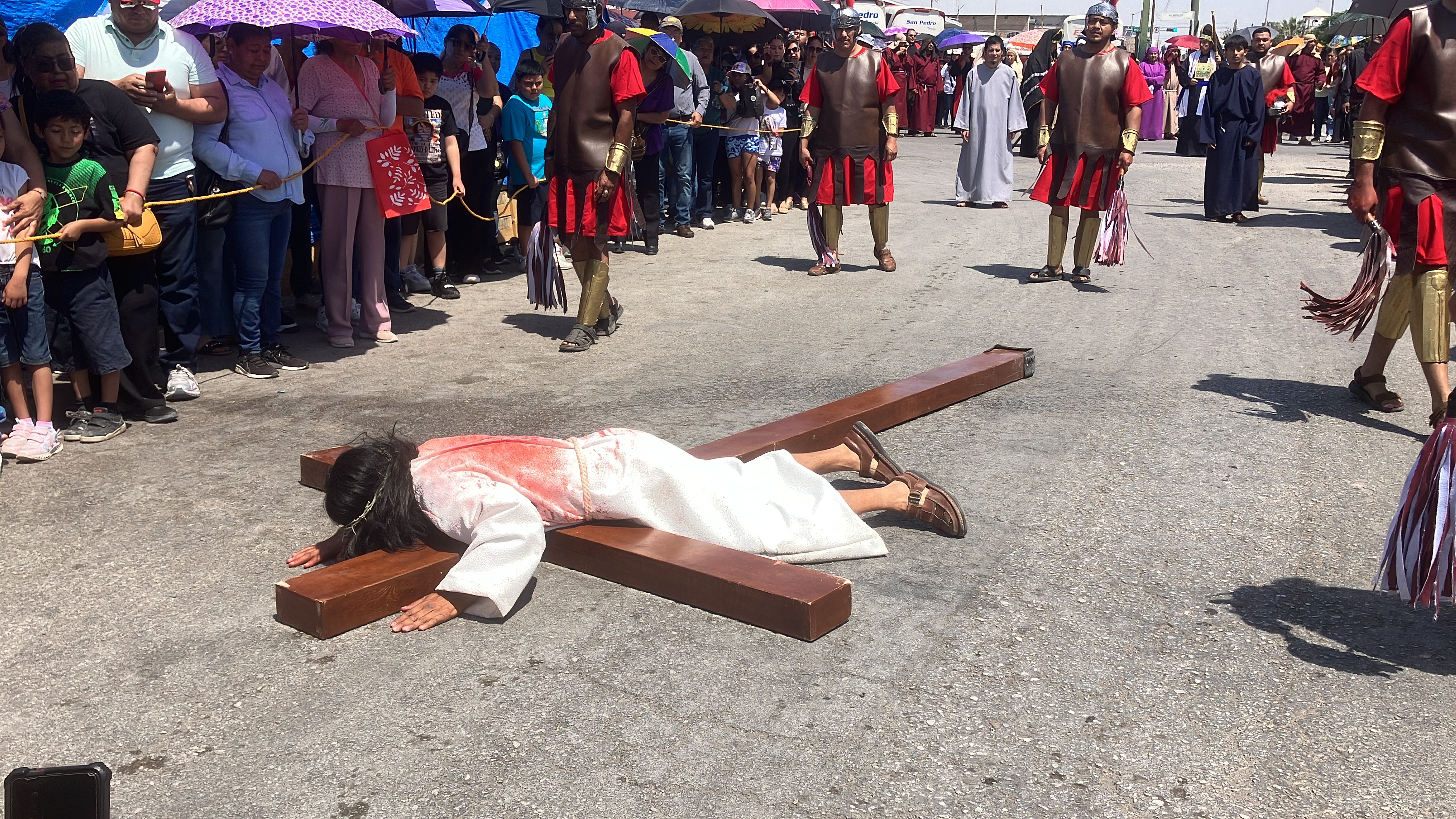 En San Pedro asisten cerca de 2 mil feligreses a Viacrucis . Noticias en tiempo real