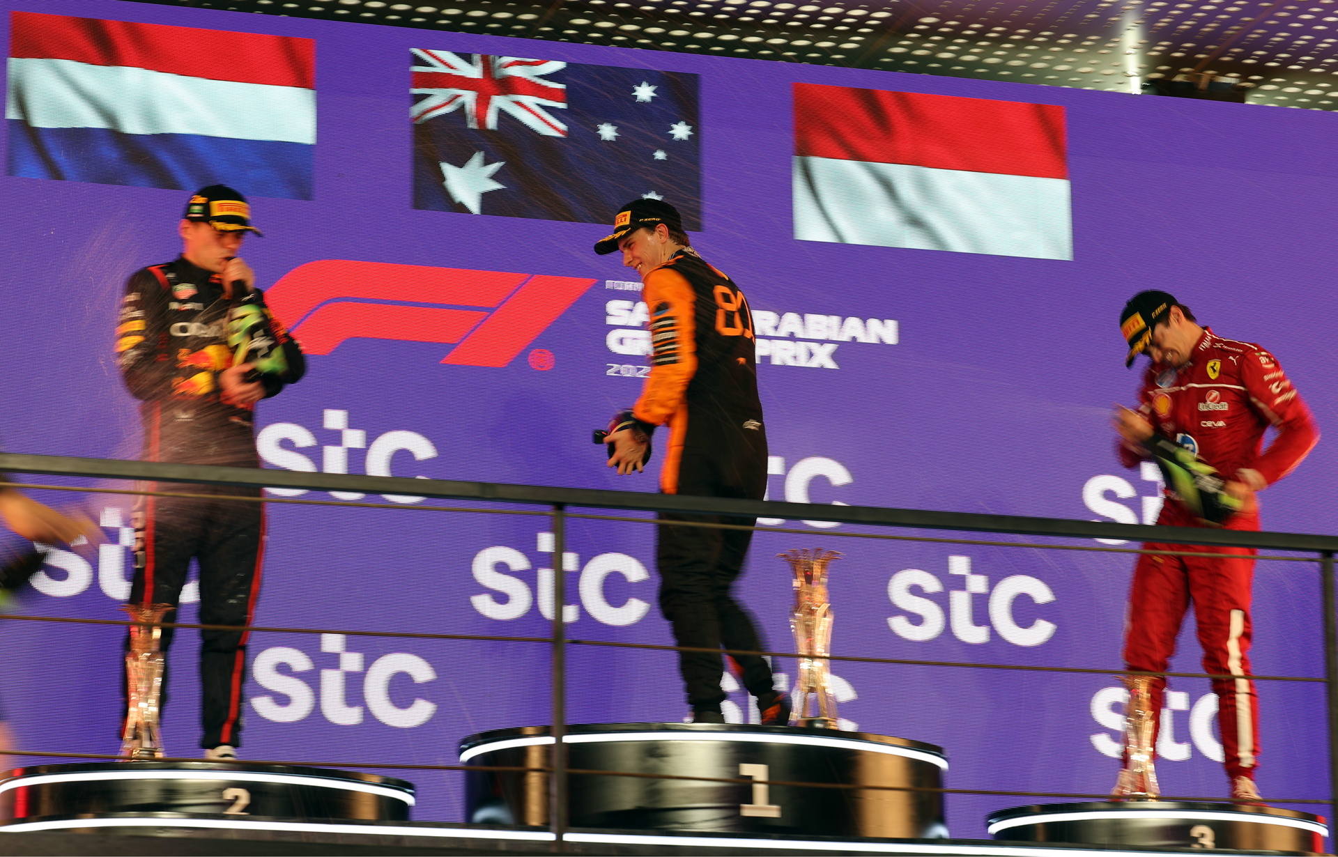 Piastri, nuevo líder del Mundial tras ganar en Arabia Saudí por delante de Verstappen. Noticias en tiempo real