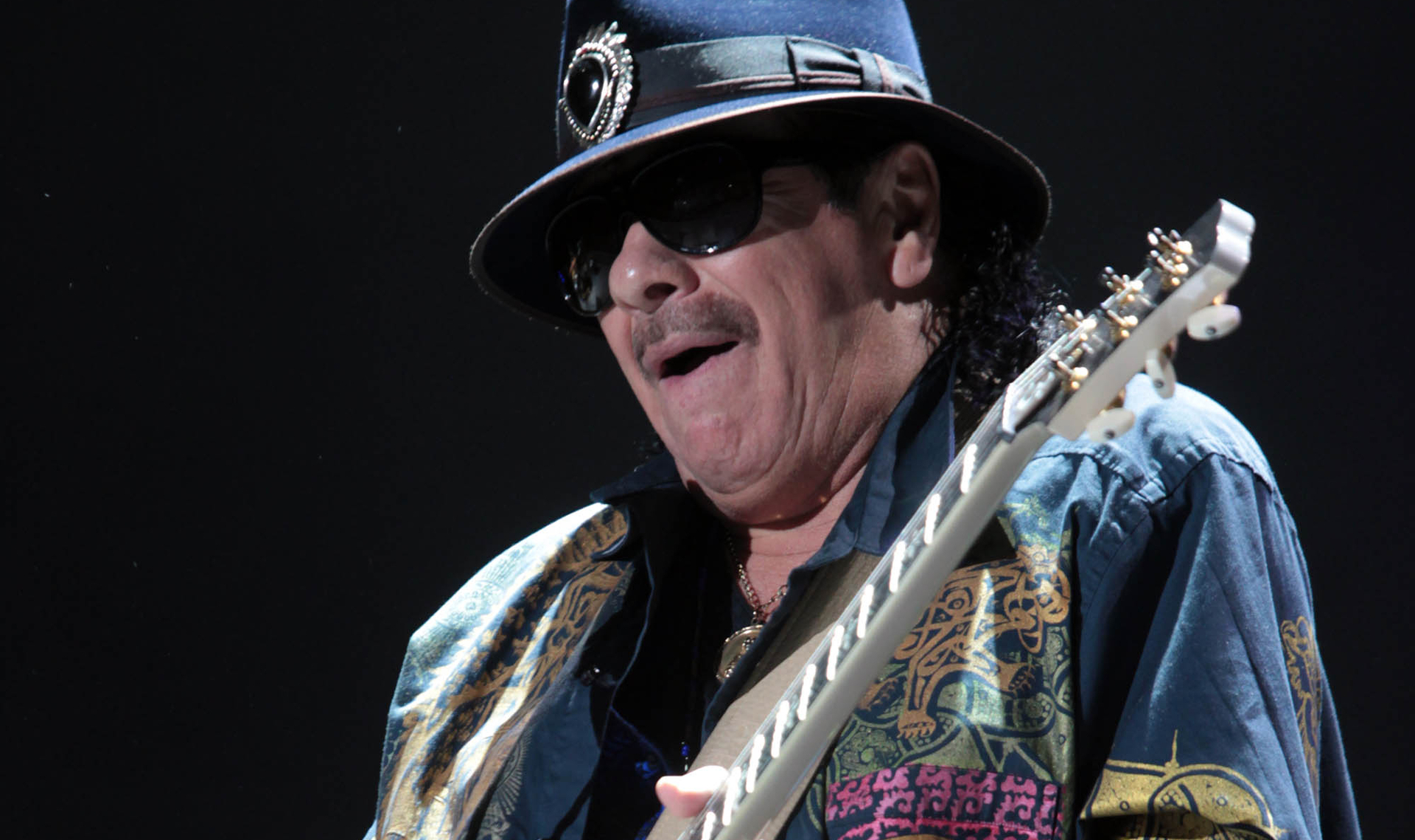 Carlos Santana pospone concierto tras ser hospitalizado de emergencia . Noticias en tiempo real