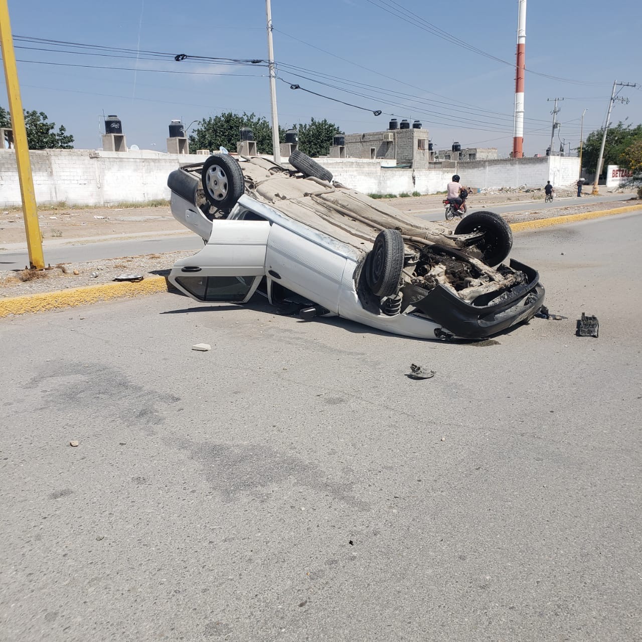 Joven de 20 años protagoniza aparatosa volcadura en Gómez Palacio . Noticias en tiempo real