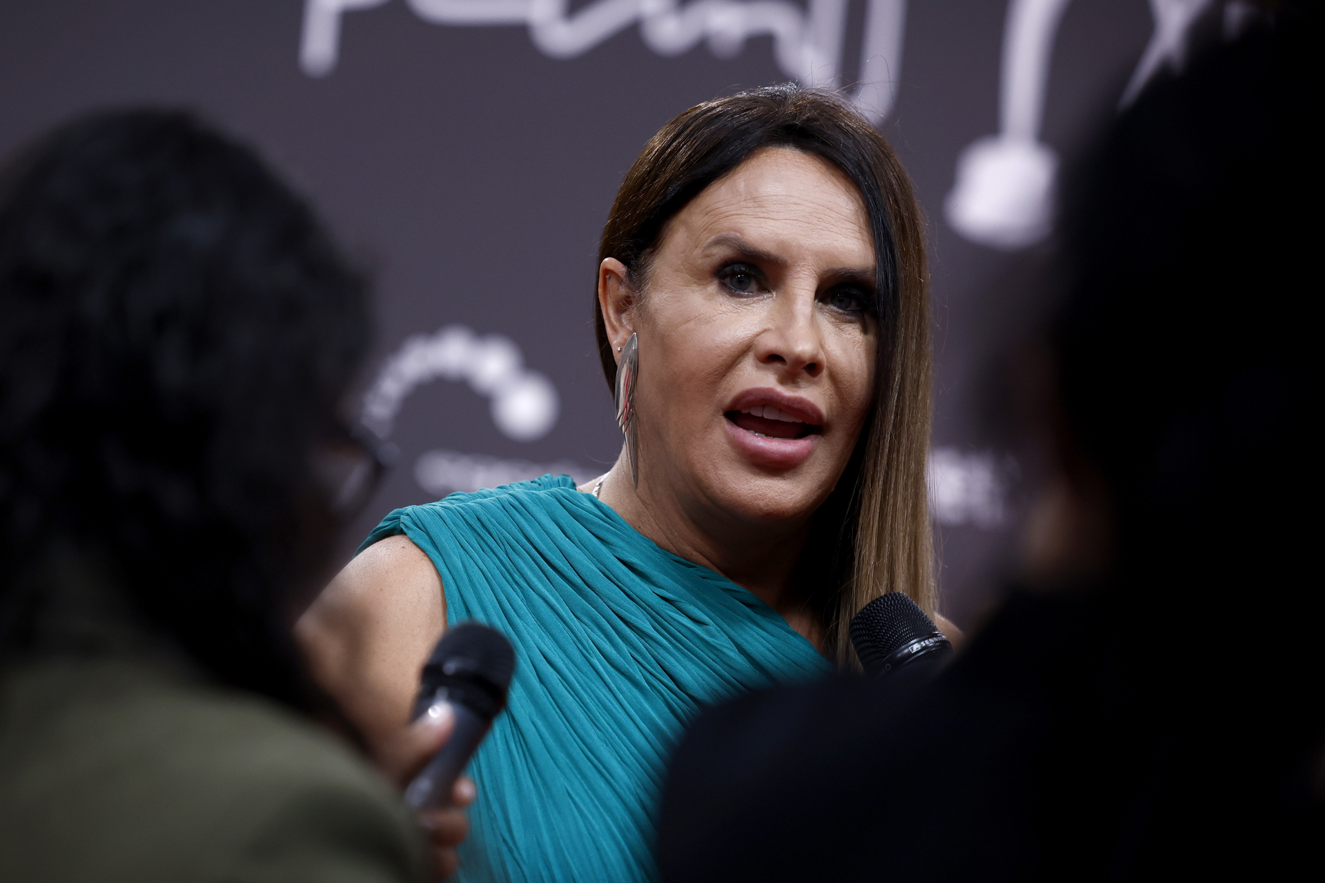 Karla Sofía Gascón bromea en Premios Platino. Noticias en tiempo real