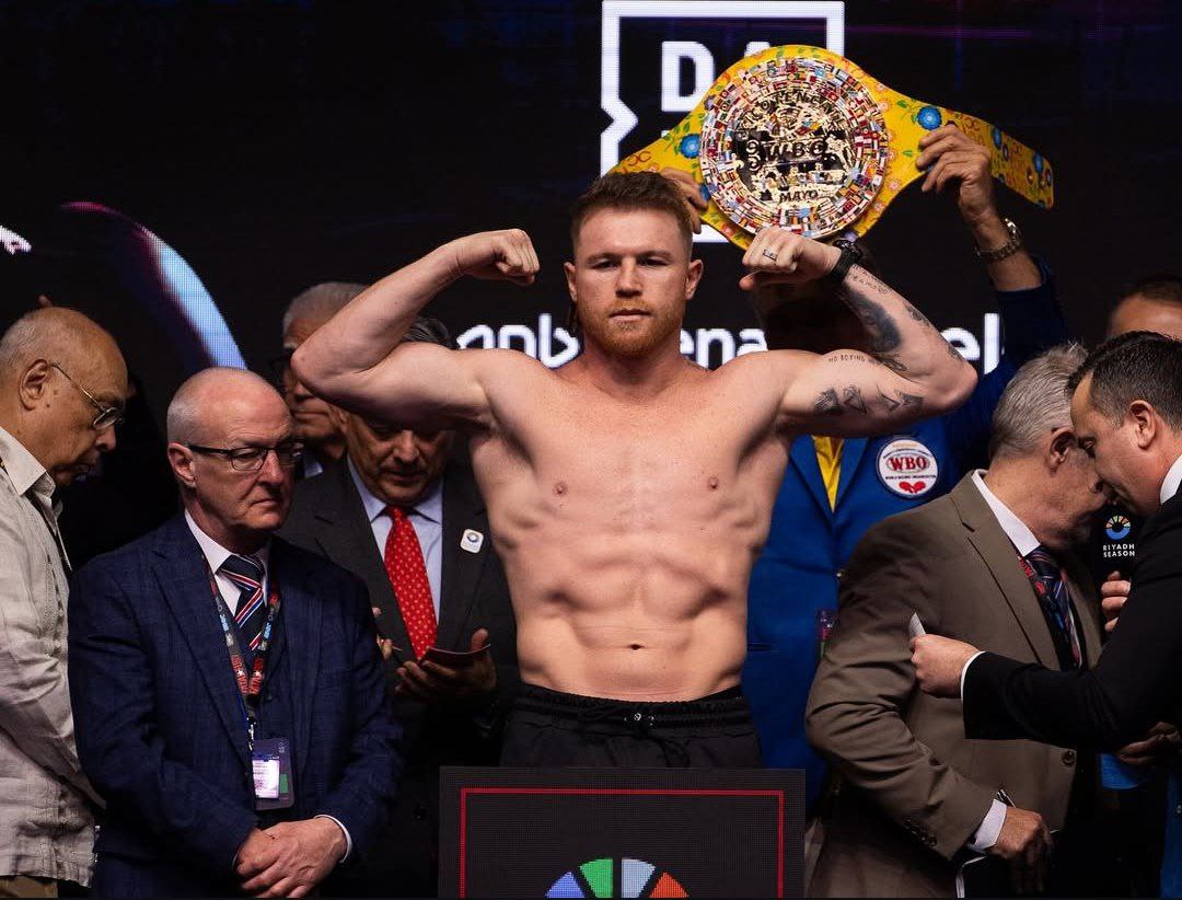  Saúl "Canelo" Álvarez lo hizo de nuevo. Luego de doce episodios intensos en Arabia Saudita, el mexicano demostró ante millones de ser un histórico del boxeo.Al lograr además de una vi