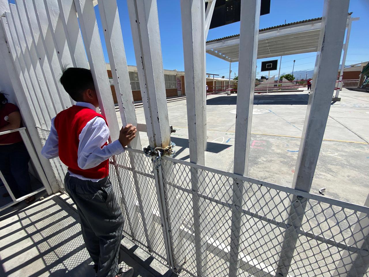 Padres y madres de familia cierran escuela en Ramos Arizpe por mala instalación de techumbre. Noticias en tiempo real