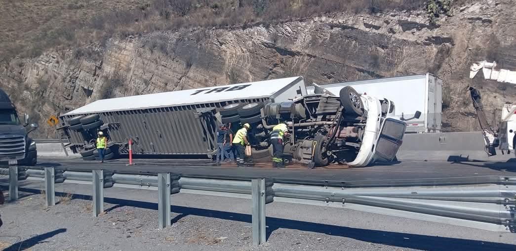 Debido al exceso de velocidad, vuelca tráiler en Los Chorros. Noticias en tiempo real