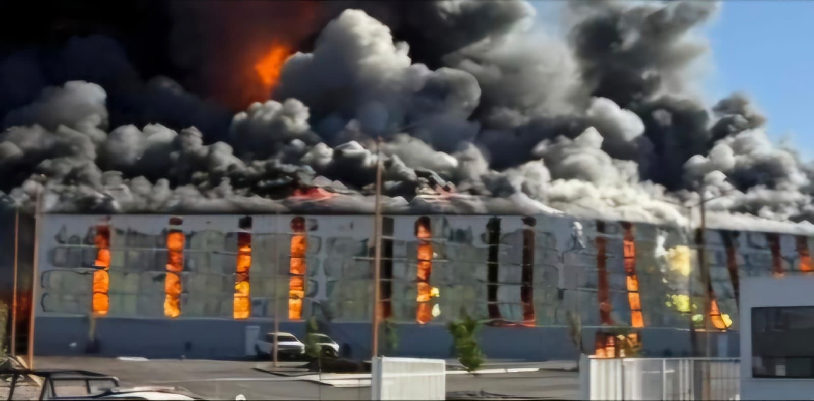 Fuerte incendio consume la Planta 5 de Daimay en Ramos Arizpe . Noticias en tiempo real