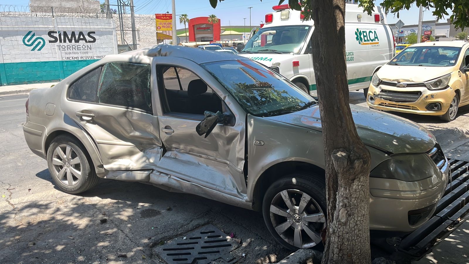 Taxista ignora luz roja del semáforo y choca contra un auto y camioneta en Torreón. Noticias en tiempo real