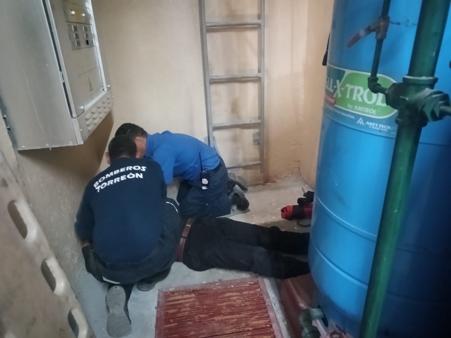 Empleado sufre caída a cisterna con 4 metros de profundidad en Galerías Laguna. Noticias en tiempo real