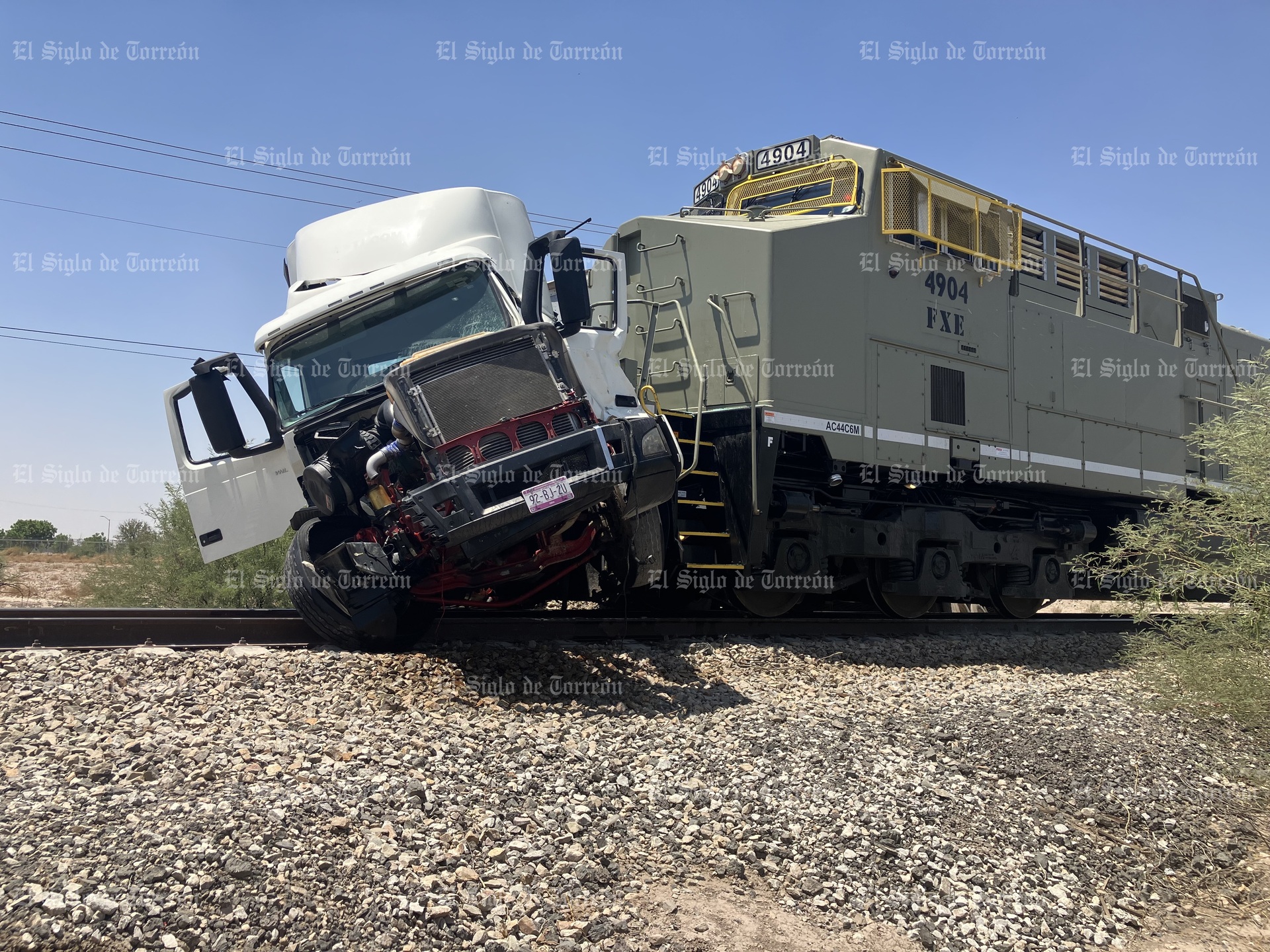 Tren se lleva tráiler cargado con barras de aluminio en Gómez Palacio . Noticias en tiempo real