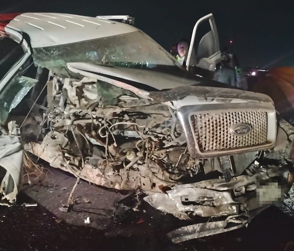 Hombre destroza su camioneta al chocar contra puente en Gómez Palacio, resulta lesionado de gravedad . Noticias en tiempo real