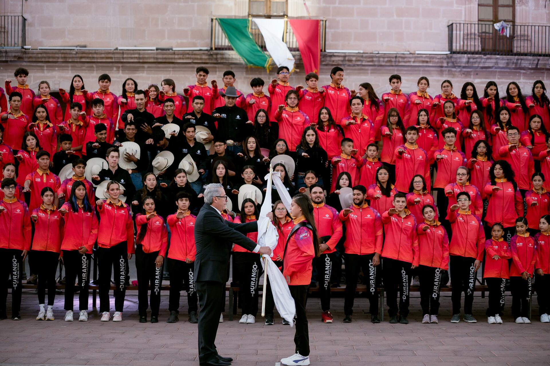   La Olimpiada Nacional 2025 ya se puso en marcha y en Durango, abanderaron a la representación estatal que tomará en la máxima justa infantil y juvenil, convocada por la Comisión Nacional del D