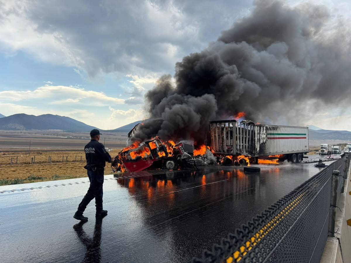 Chocan y se incendian dos tráileres en la Carretera Federal 57. Noticias en tiempo real