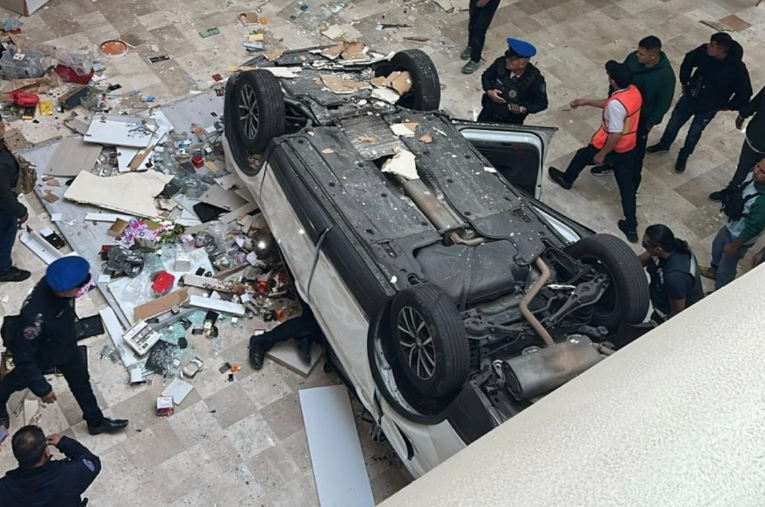 Cae camioneta desde tercer piso de estacionamiento en CDMX. Noticias en tiempo real