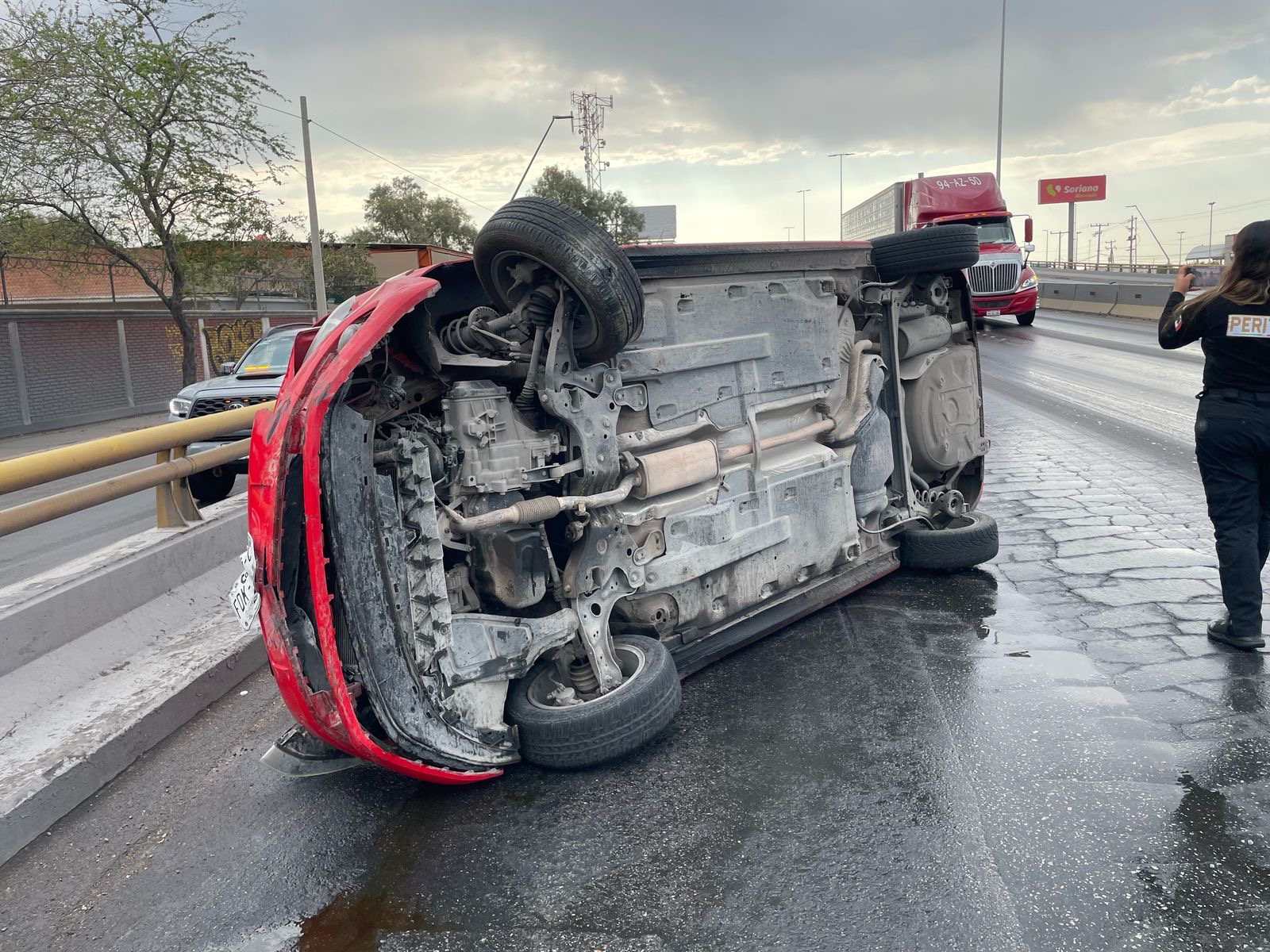 Conductor de auto sufre volcadura en el puente “Libertad” de Torreón     . Noticias en tiempo real